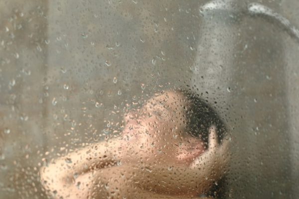 Duşta Sıklıkla Yapılan Bu Alışkanlık, Uzmanlara Göre Ciddi Sağlık Riski Taşıyor